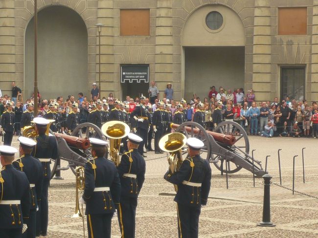 1時間にわたる衛兵交代式。楽器を演奏しながら、百人？ぐらいの衛兵が行進してくる。<br />周りの多種多様な観光客を見るのも、おもしろかった♪