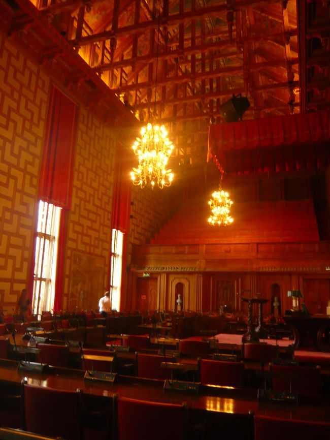 そして、市庁舎ツアーへ。案内のお兄さんが、話おもしろかった！<br />わかりやすく、過去の出来事も交えてお話してくださった＾＾<br />議会や、広間の装飾にも、芸術性の高さを感じる。