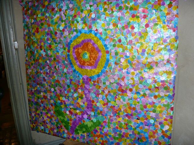 市役所出口にあったお花のシール。<br />チケットはシールになってるので、出る人がどんどんはって、ひとつの絵になってる☆<br />こういう遊び心好きだな♪