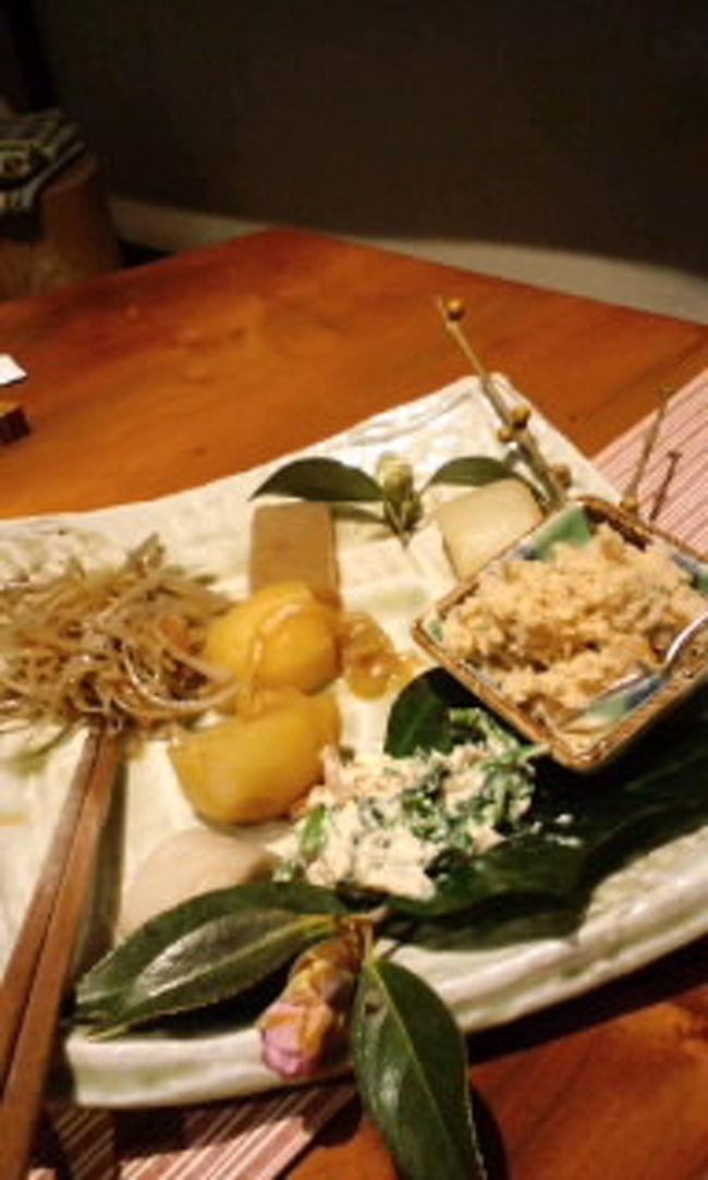 やまざき酒舗<br /><br />場所：あきる野市乙津<br />定休日：毎週火曜日<br />駐車場は3〜4台（あっとう間にいっぱいになってしまいます。）<br /><br /><br />母が行ったことがあり、お勧めというので行きました。<br />大人の隠れ家です♪<br /><br />煮物