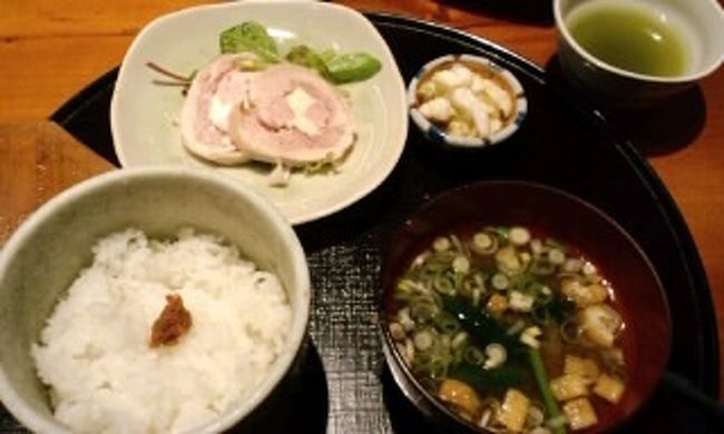 やまざき酒舗<br /><br />ランチ：1,600円<br /><br />煮物／魚又はお肉（どちらか１品）／<br />ごはん／おみそ汁／季節のアイス<br /><br />私はお肉（鶏肉）を、母はホタテを選びました♪<br />