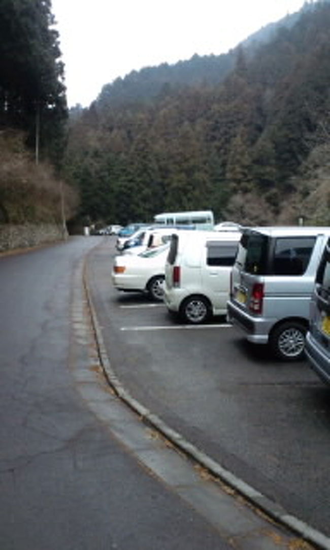 払沢の滝（ほっさわのたき）<br /><br />駐車場（無料）20台〜30台位<br /><br />