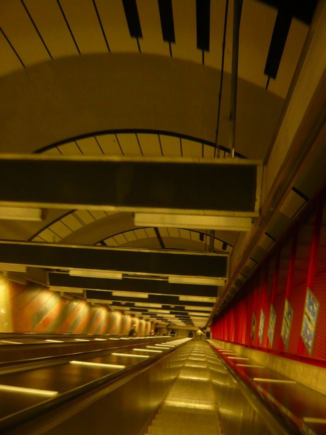 地下鉄に乗って、美術館へ。駅によって、テーマが違う！日頃から、アートに触れてると、美意識とかも変わってくるのかな。