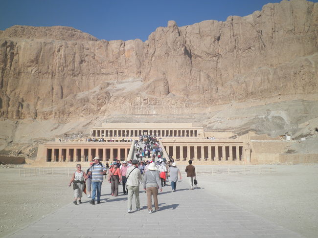 ハトシェプスト女王葬祭殿<br /><br />＊1997.11．17にここで観光客襲撃事件がありました<br />　日本人10人を含む62人が死亡。