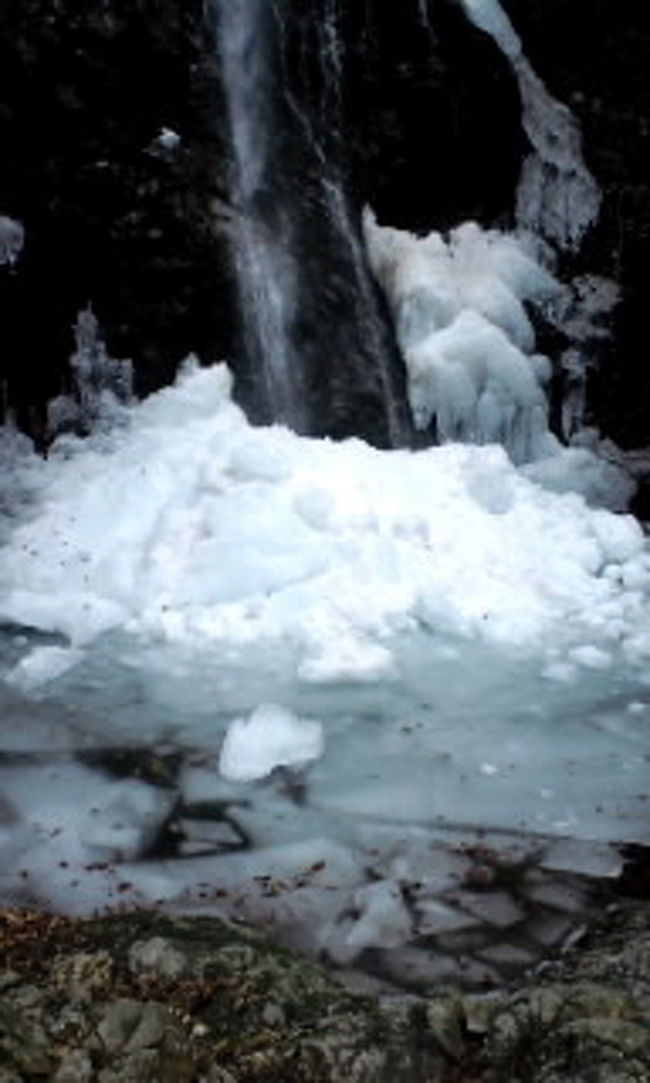 払沢の滝<br /><br />滝壺<br /><br />大蛇いるかな〜？？