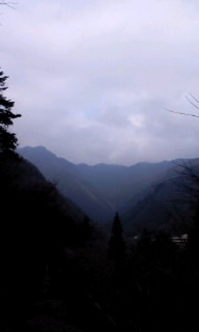 肉眼では天狗瀧がどこにあるのかは。。。わかりませんが<br />望遠鏡の先はこんな景色です。