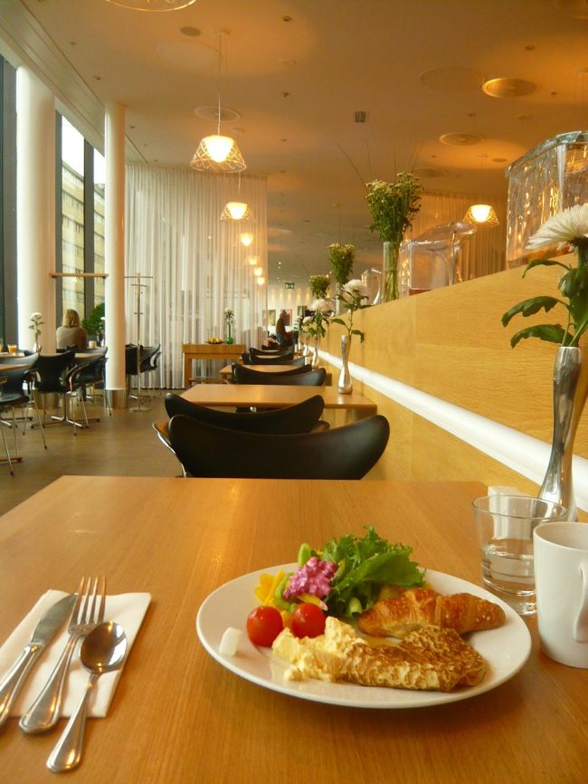 ホテルの朝食。好きな場所で食べれて、それぞれ雰囲気が違う。<br />この一直線にそろってるのが、写真にするとすごいきれいなんやなー。リッチな気分♪