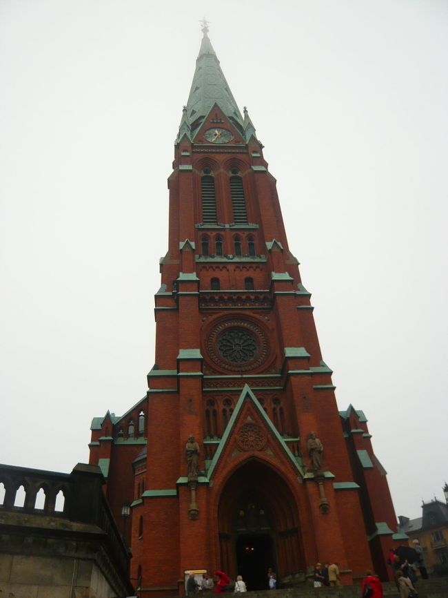 朝霧がでてる中で、散歩。教会の上に霧がかかっていて、荘厳な雰囲気。道がわからないので、犬の散歩中の紳士に質問。笑顔さわやか！紳士だ！美術館の時に、道を教えてくれた紳士も、笑顔がすてきだったなー＾＾<br /><br />国立図書館前では、ペイントをしてるというおじさんに出会う。<br />かわいらしい雰囲気のおじさんだった。「1人で来たの？」<br />に、そうだと応えると、「You are a strong woman!」と言われる笑<br />またあえたらいいな♪