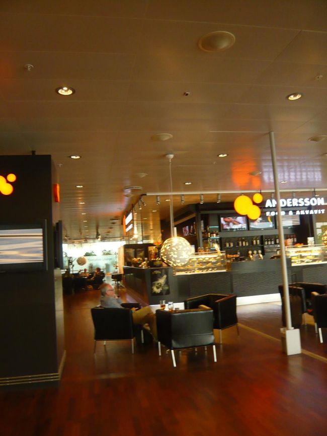 空港にて。ほんまおしゃれや。もはや、何回思ったかわからないぐらい、おしゃれな街だった。<br />帰りの空港でも、乗り換え方がわからず、いっぺん間違って荷物ゲートに出てしまって、右往左往。また泣きそうになる。<br />やっと添乗員のおばちゃんを見つけ、事情を話して、「早くいっぺん出口からでて、また搭乗口行きなさい！」と言われ、急いで行く。2度目の搭乗。お兄さんやさしかった涙<br /><br />そんなこんなで、いろんな人に頼りながらの初1人旅〜。<br />無事に帰れてよかった＾＾<br />