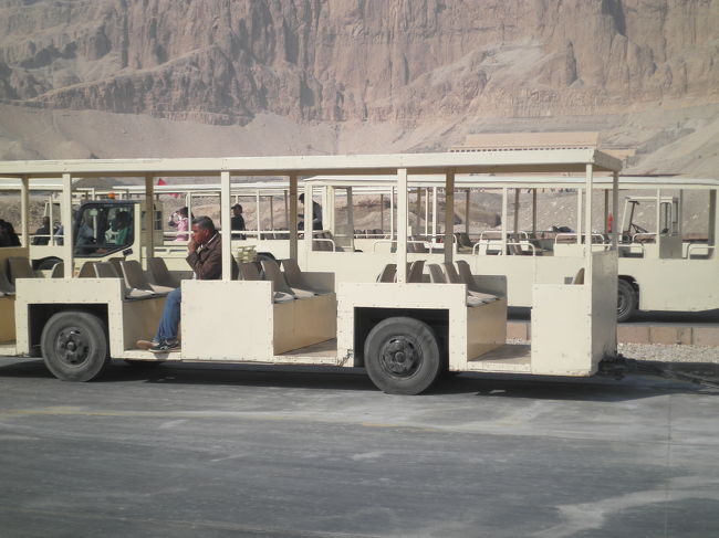 ハトシェプスト女王葬祭殿<br /><br />＊駐車場からの乗り物