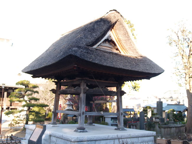 鐘楼。萱葺き屋根だ。