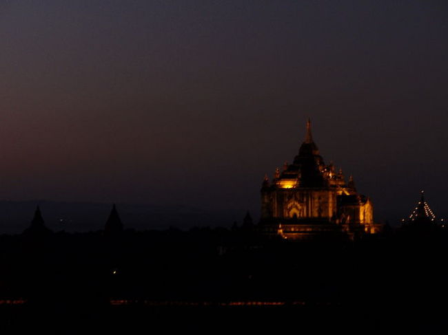 前日の夜、３日目の日程について話をしていて、どうしても朝日を見たかったので、どうやって朝日を見に行ったらいいか、聞いたら、宿から朝日が見れるところまでは、車で行かないと遠いとのこと。<br /><br />でも、ポッパ山の出発は朝６時だったので、朝６時から行ってもバゴダに着く頃には日は昇ってしまう…<br /><br />てことで、いろいろ話し合った結果、ガイドさんが提案してくれた案にすることに！<br /><br />