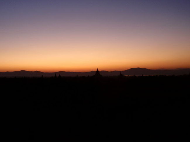 朝５:４５に運転手さんに迎えに来てもらい、朝日を見にオールドバガンへ。<br />それから、すぐポッパ山に向かって、１２時にバガンの自転車屋さんに戻ってくる。んで、荷物は、ガイドさんと運転手さんとの交渉で、車の中に荷物をおいとかせてもらうことに。しかも、タダで^^<br />んで、自転車で回って、３時にガイドさんと運転手さんと合流して、バガン空港へ。<br />という、プランに決定。<br /><br />あとで、聞いた話、朝日を見るためにちょこっとオーバーした車の料金は、サービスしてくれるとのこと!!<br /><br />ほんと、みんなの優しさに感謝感謝!!!!<br /><br />そして、念願のバガンの朝日に…