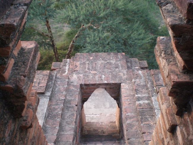 こんなに明るくなったので、もう、太陽は出てしまったんだと思って、帰ろうとしたら、サンドアート売りのお兄さん（表紙の写真の手前のお兄さん）に「ウェイト、１ミニッツ」と止められた。<br /><br />