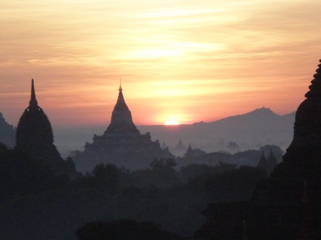 え？まだ、太陽出てないの！？と驚いて、お兄さんを信じて待っていると、本当に太陽が昇り始めた!!!<br />