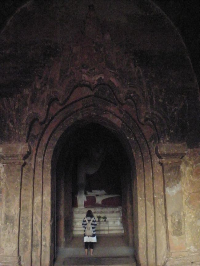 それから、すぐポッパ山へゴー！<br /><br />途中、椰子のお酒を作ってるところに寄り道し、３日連続朝早かったので、車の中で寝ていたら、あっという間にポッパ山に。