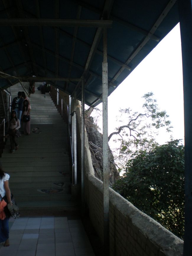 階段を登って、行きます。<br /><br />途中、あまり見るものもないので、さくさく登る。