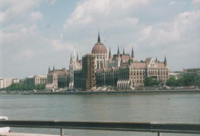 ペスト側。<br /><br />国会議事堂です。<br /><br /><br />ドナウ川越しに見るとさらに美しいですね＾＾