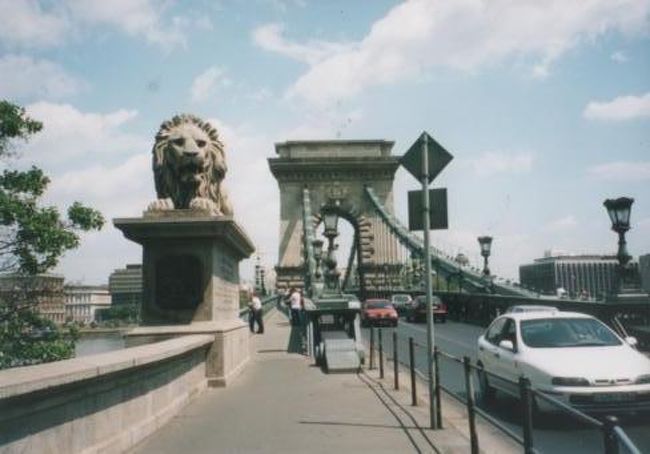 ブタペストの橋。<br /><br />くさり橋を守るライオンさん。<br /><br />ブタとペストを初めて結んだ橋だそうです。<br /><br /><br />夜はライトアップで綺麗です。<br /><br />あれれ遅くなってしまいました＾＾<br /><br />早くお家に帰らなきゃ〜私の宿は住宅街。。ここから離れてはいないのだけど夜の一人歩きは危ないですものね〜