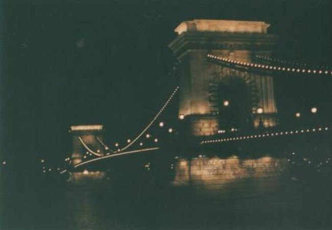 私の泊まったゲストハウスでは鍵を4本渡されました！<br /><br />まず表道りに門があります。<br /><br />中に入ると４〜５階建ての建物が４棟ありました。各棟それぞれ入り口で２つ目の鍵が必要です。<br /><br />更に私のオーナーの家の門の鍵を開け〜自室にも鍵が、、<br /><br />また４本とも古臭い長細い鍵で、全てが開けづらい＞＜夜中に表門の鍵が開かず苦戦してしまいました。<br /><br />たまたま住人が帰宅して〜便乗して中に入れてもらいましたが〜ガチャガチャと怪しい人になってしまいました＾＾<br /><br />そんなハプニングもありましたがブタペスト短い旅が無事終わりました。<br /><br />