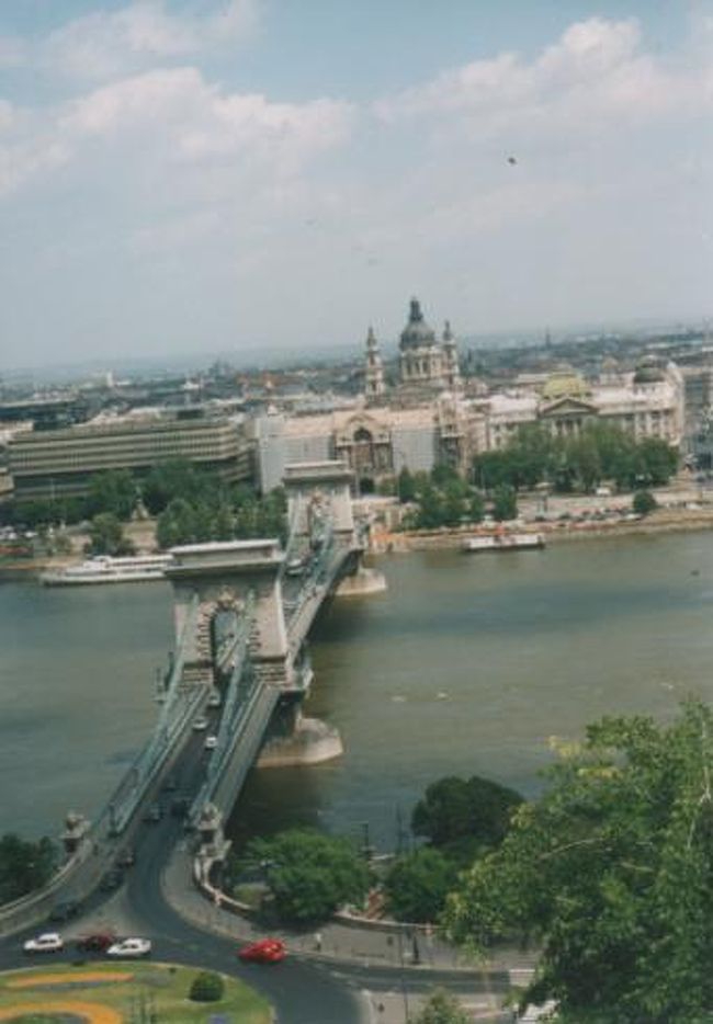 このマーチャーシュ教会の裏手には漁夫の砦があります。<br />白いとんがり屋根のお城です。<br /><br />そしてここからの眺めは素晴しい〜<br /><br />