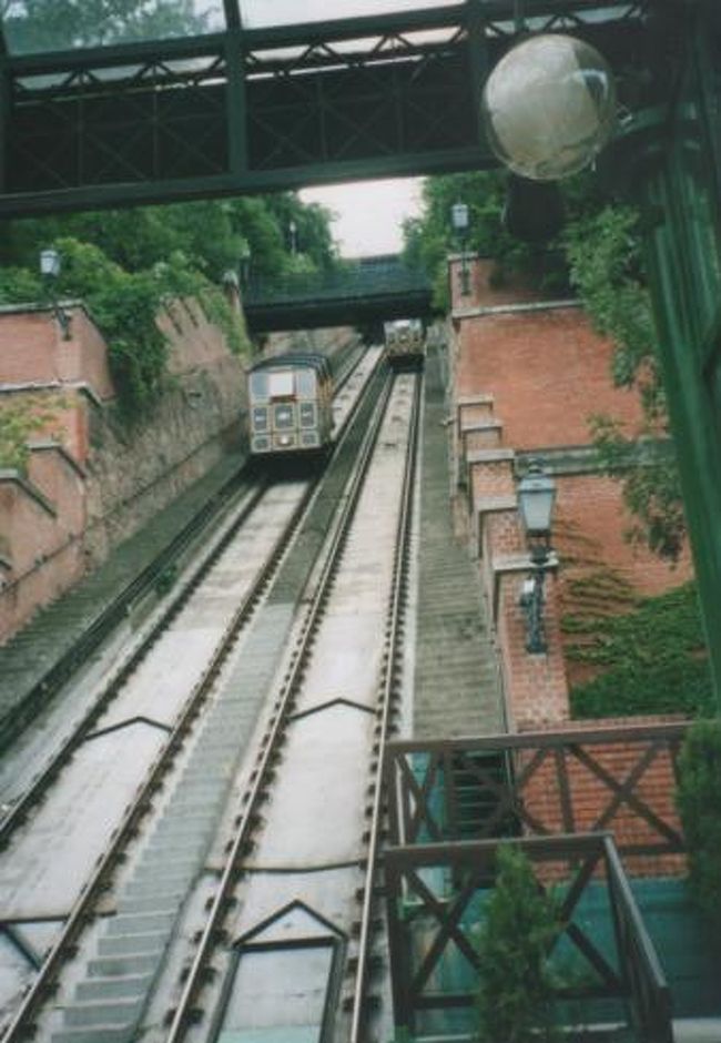 ブタペストはブタ側とペスト側に分かれています。<br /><br /><br /><br />まずはブタ側。<br /><br />急な坂を上ってくれるケーブルカー。