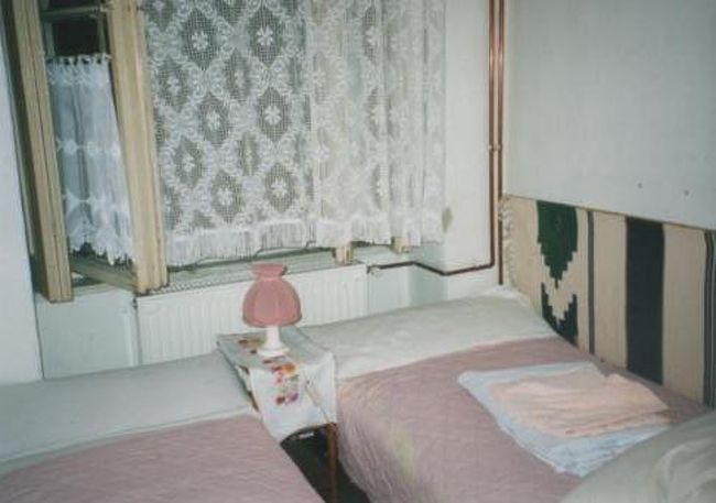 当てにしていたプライベートルームの客引きがいません〜<br /><br />さっき夜行列車下りた時は沢山いたのにぃ＞＜駅でウロウロしていたら発見！！早速交渉。<br /><br />家賃と場所と写真を見せてもらって〜なんか良さそうなので実際のお部屋を見に行く〜<br /><br />民家の一室。ホームステイするみたい＾＾今回はここにお世話になりましょう