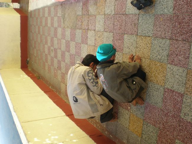 ポッパ山山頂。<br /><br />親子で熱心にお祈りしていた。<br /><br />子どもが、父と自分の靴を持って着いていく姿がかわいかった。