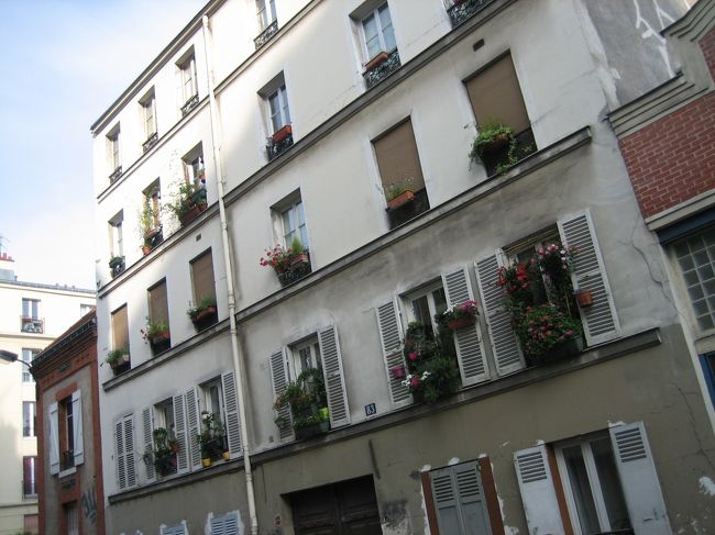 日曜日、シテ島・ノートルダム寺院では、16:30からオルガンコンサートとミサがあります。<br />それを目指す！<br /><br />でもその前に、宿がペール・ラシェーズ墓地の近くだったので、ショパンのお墓参りに行きました。墓地の入口あたりにいた猫が、私がのそのそ歩いている間にショパンのお墓の所に移動していてびっくりしました。（絶対同じ猫です）<br /><br />そして、ロケット通りからバスティーユのマルシェを経由して、シテ島へと歩きました。<br />その後、決して迷ってなかったのですが、親切な大学教授がサン・ルイ島まで道案内してくれました。ありがとう。