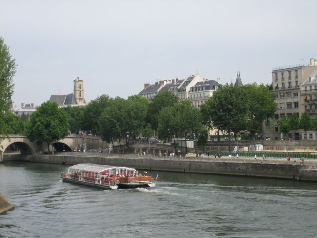 サン・ルイ島に到着。<br /><br />ちなみに（歩く人はあんまりいないと思いますが、）<br />ペール・ラシェーズ墓地からサン・ルイ島までは３キロ、４５分くらいです。<br />