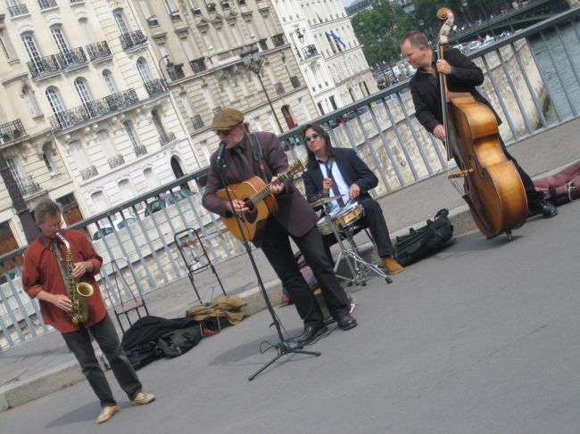 サン・ルイ島とシテ島をつなぐ橋で第一ミュージシャン発見。ポップだけど渋い歌ものバンド。ビートルズのカバーもやっていたので、イギリスのご夫婦がテンションあがってツイストしてました。かわいい。