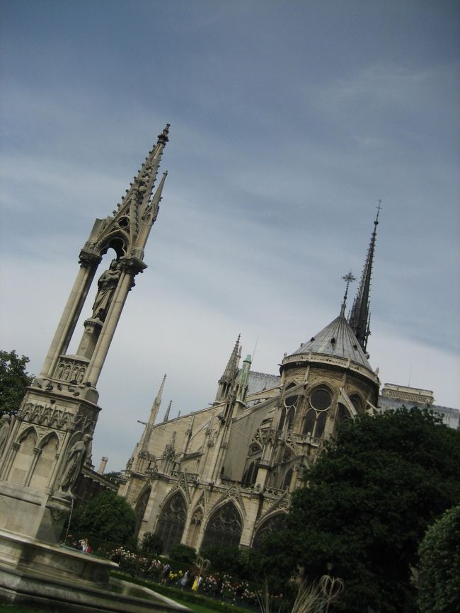 おぉ、ノートルダム寺院が近づいてきました。