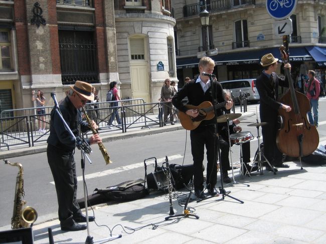 ノートルダム寺院の右側の道で第二ミュージシャン発見。<br />心地よいジャズのようなロックステディなバンド。