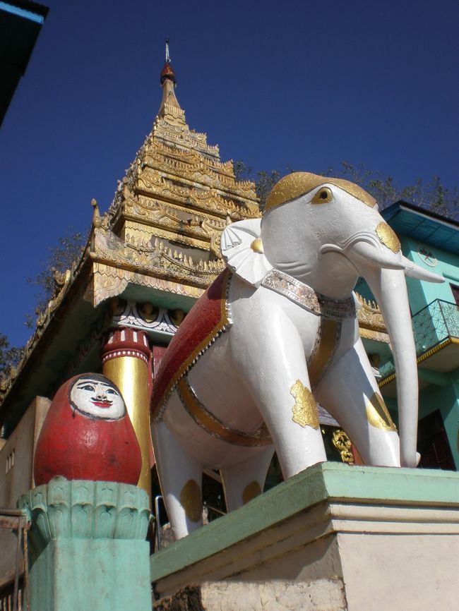 達磨と象。<br /><br /><br />そして、ポッパ山付近の「ヤンゴンレストラン」で昼食。<br /><br />帰りの車の中でも寝てたら、あっという間にバガンに。<br /><br />予定通り、自転車屋さんで降ろしてもらって、<br />地球の歩き方を片手に、いざ、自転車の旅へー！<br />