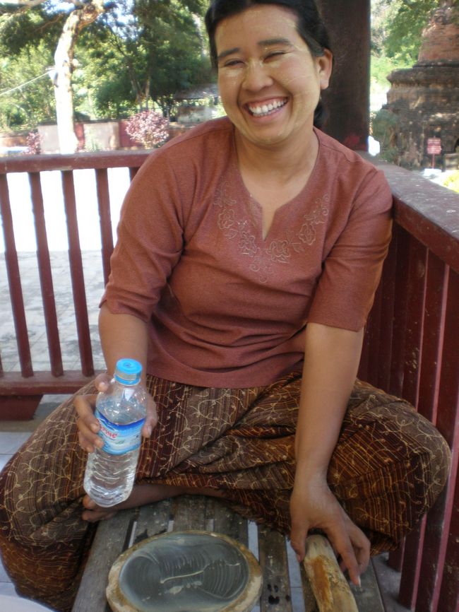 寺院内に入ると、おばちゃんに捕まり、若干強引にタナカーを塗られた。<br />でも、このおばちゃん、とっても楽しい！笑<br />ずっと、Ｍちゃんのことを「私の友だちに似てる」と言ってたし。<br /><br />タナカーは、塗った瞬間スッとして、風が当たると気持ちいい。<br />でも、乾いてきたらぱさぱさになる笑<br /><br />あとで、ハンさんに会ったとき、私たちの顔を見てハンさんに<br />「マハーボディーに行ったでしょ？」って言われた笑<br /><br />きっと、このおばさんは、タナカー塗りで有名なんだね！