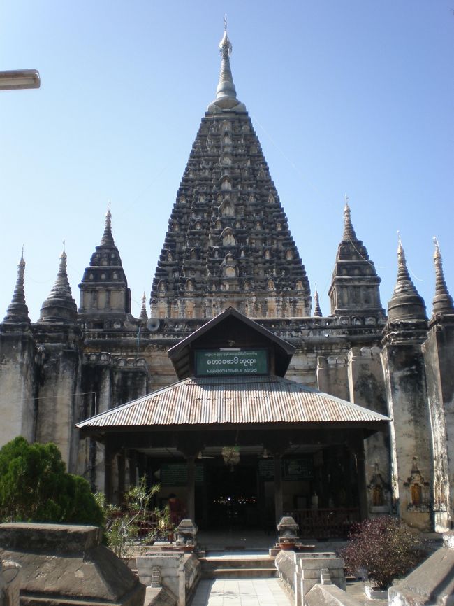 一目ぼれした!!!<br /><br />シュッと伸びた台形の体に、側面にはなんとも可愛らしい装飾が彫られ、後ろには「おれの中に入ってこいよ」と言わんばかりに口をあけたトンネルがあり、しかも、仏塔の表面には、数体の仏像が置かれているのでなく！彫られている<br />「マーハーボディー・パヤー」<br /><br /><br />最高!!<br /><br /><br />ちなみに、インドにあるブッダガヤの寺院をモデルにしたそうで、こちらも名前は「マハーボディー」<br />ちなみに、タイのウボンラチャタニーにも、同じ形の「ワット・ノーンブア」というお寺があるらしい。<br />行かんば!!!