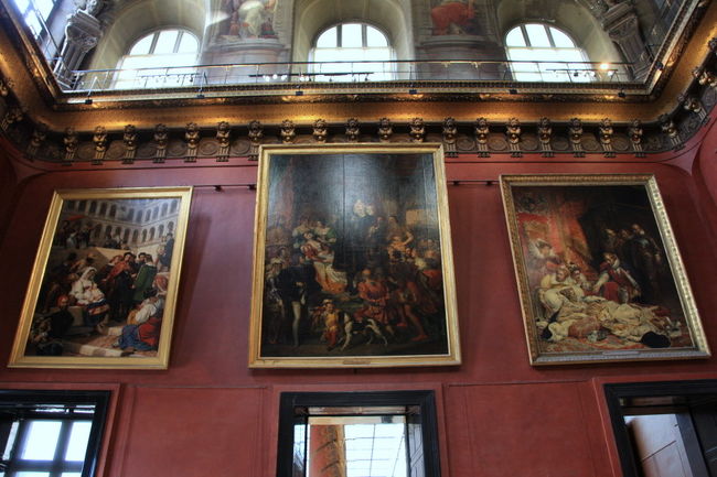 吹き抜けになった天井の高いこのホールには大型の作品が