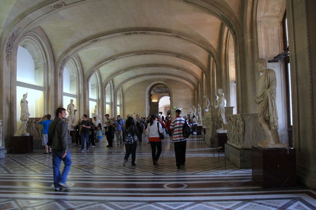 ルーブル美術館の楽しみは絵画や美術品だけではありません。