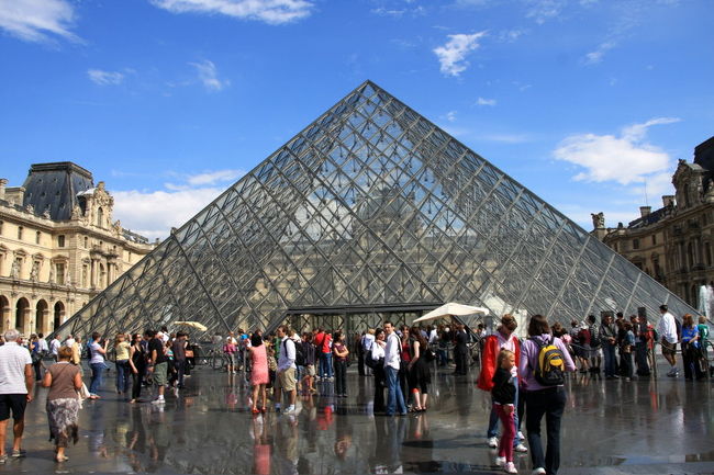 入口のガラスのピラミッドは２０数年前、エジプト文化に傾倒していた投じの大統領ミッテランによって建造されました。