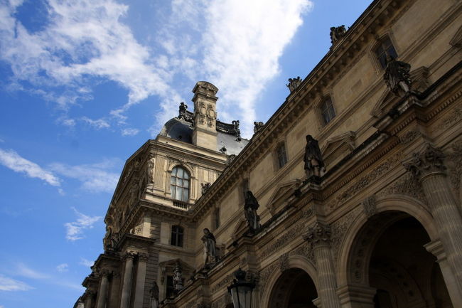 以来３世紀にわたり建築が続けられ、現在の形になったのは１９世紀の半ば、ナポレオン３世のころ