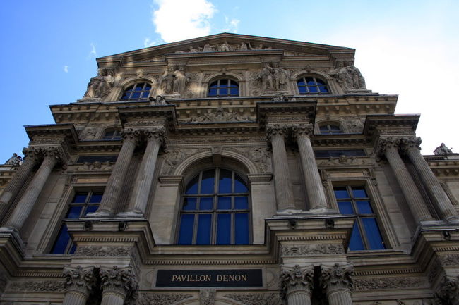 １７世紀の中ごろにはイタリアバロック様式の建築家ベルニーニによる改築に着手したものの、時の太陽王、ルイ14世がヴェルサイユ宮殿に関心を向けたため縮小されてしまったそうです。<br />