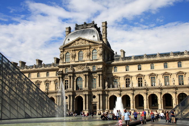 そんな中、１８世紀の終わりに始まったフランス革命のさなかに中央美術館とすることが決まり『ルーブル美術館』が誕生しました。