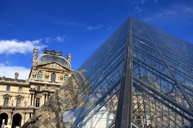 ダン・ブラウンの小説『ダ・ヴィンチ・コード』には、「エジプト文化に傾倒していた当時の大統領フランソワ・ミッテランの指示により、西洋で不吉な数字とされる666に因んでピラミッドに666枚のガラス板が使われた」と書かれていますが・・・