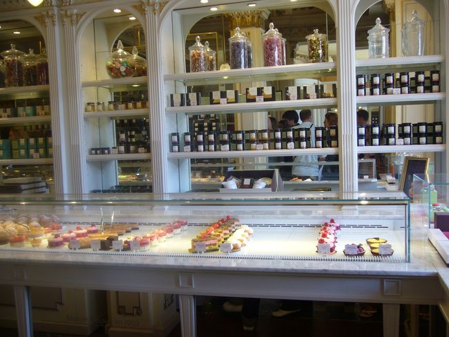 チュイルリー公園近くにある、<br />『アンジェリーナ』にきました。<br />結構混んでおり、<br />３０分程待ちました。