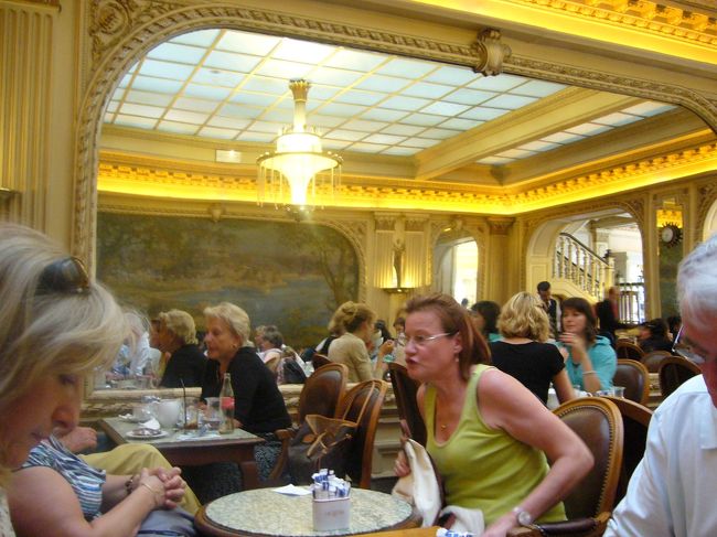 結構席が密集した感じ。