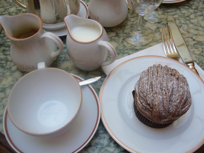 私はモンブランをチョイス。<br />銀座の『アンジェリーナ』のモンブランの<br />1、5倍くらいの大きさでした。<br />それに超甘い。<br />甘すぎて、完食できませんでした。