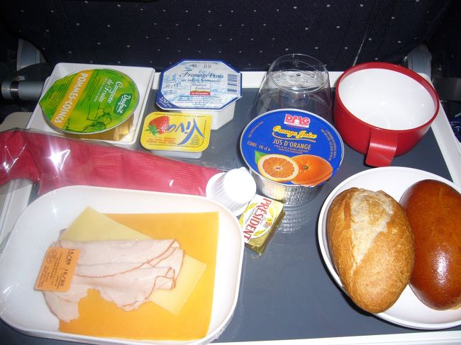 機内食（到着前の軽食）。