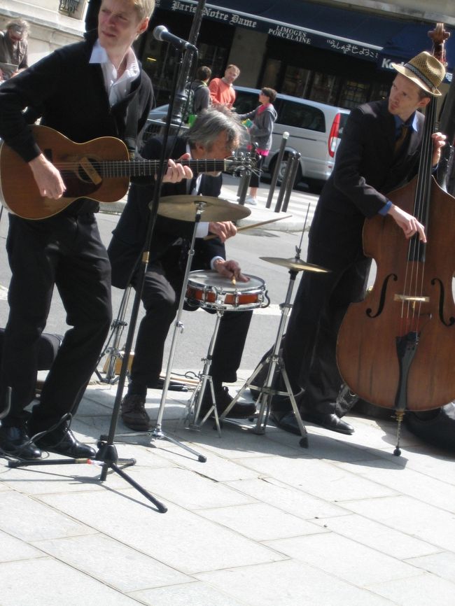 ドラムのおっちゃんがかっこよすぎです。もし男だったら、こうゆうおっちゃんになりたいです。