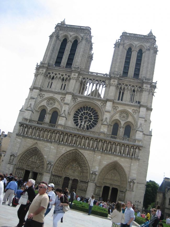 ノートルダム寺院に到着です。オルガンコンサートやミサまで、まだ時間がたっぷりあったので、このときは素通りし、サント・シャペルに向かいます。