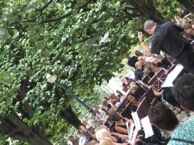 サント・シャペルを堪能した後、ノートルダム寺院の横の公園へ。ブラスバンドコンサートです。